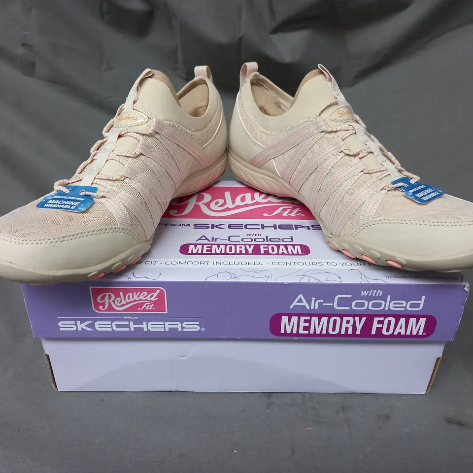 BOXED PAIR OF SKECHERS TRAINERS IN CREAM SIZE 5.5