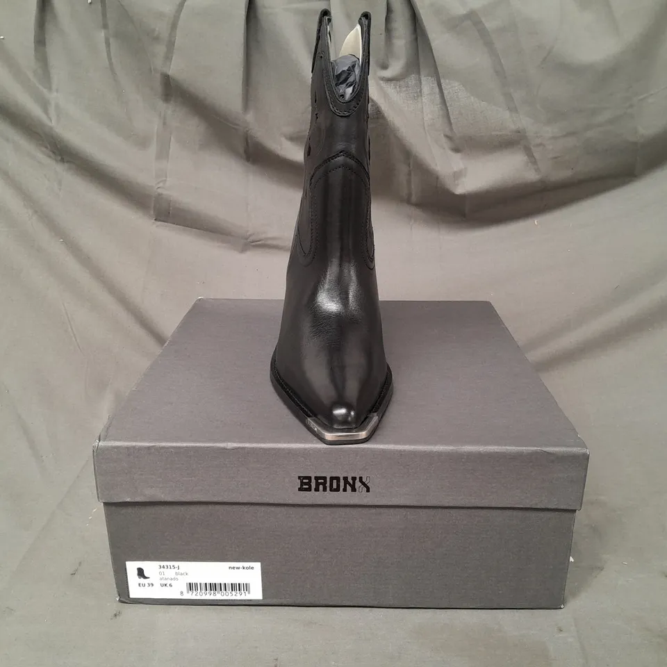 BOXED PAIR OF BRONX WESTERN STYLE BLOCK HEEL BOOTS IN BLACK UK SIZE 6