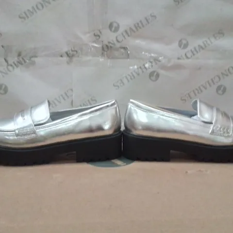 BOXED BRAND NEW APPROXIMATELY 5 SIMPLY BE DALLAS WIDE SHOES SIZE 5 SILVER