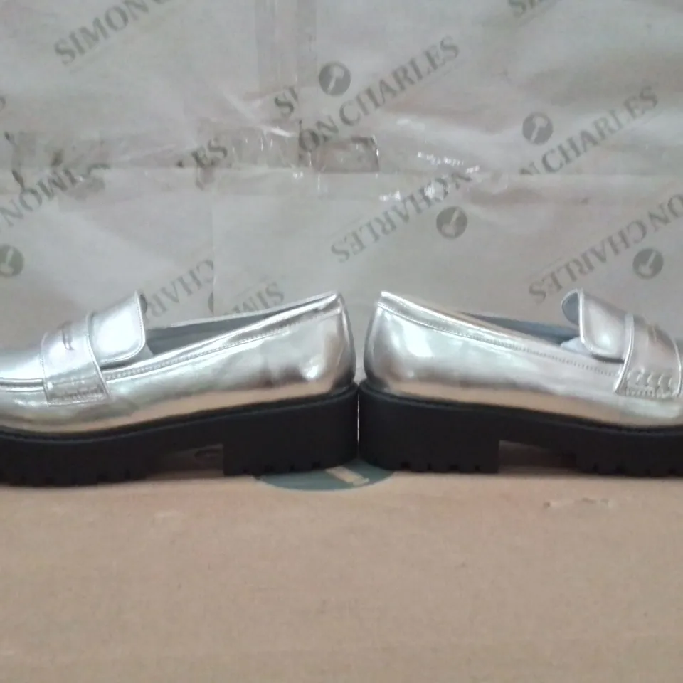 BOXED BRAND NEW APPROXIMATELY 5 SIMPLY BE DALLAS WIDE SHOES SIZE 5 SILVER