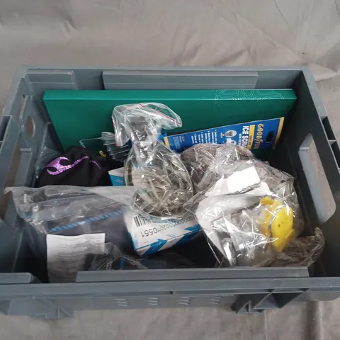 APPROXIMATELY 8 ASSORTED CAR ACCESSORIES