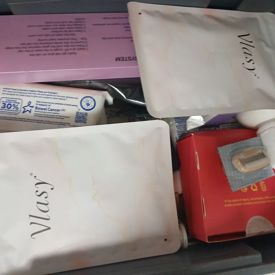 APPROXIMATELY 20 ASSORTED COSMETIC ITEMS INCLUDING VARIOUS MAKES AND BRANDS - COLLECTION ONLY