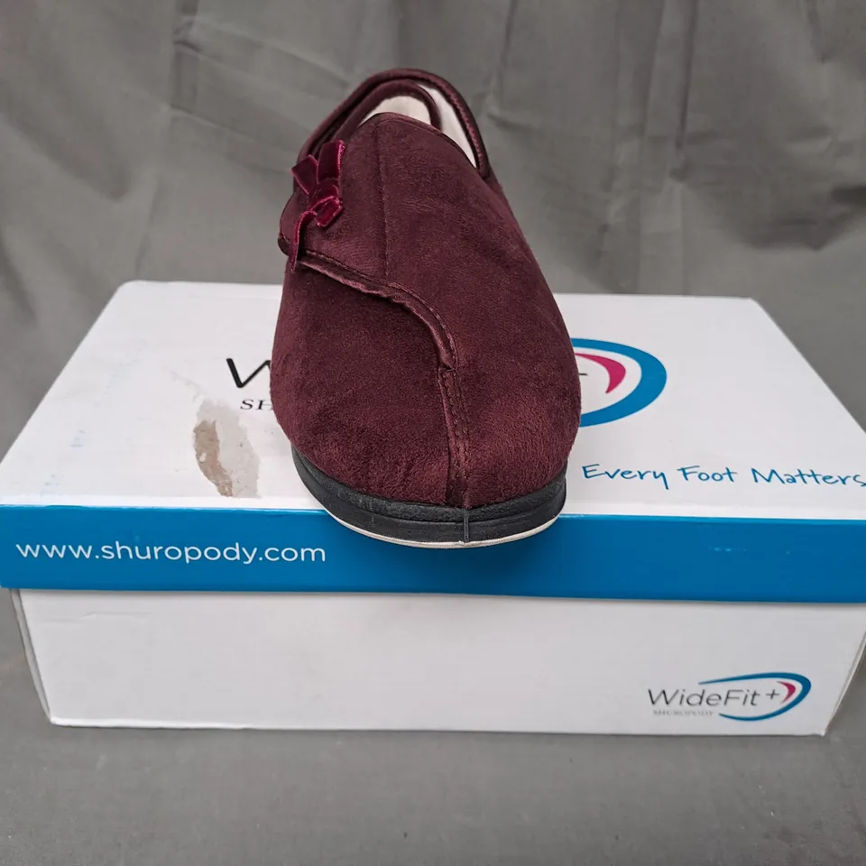 BOXED PAIR OF SHUROPODY WIDEFIT+ SLIPPERS IN BURGUNDY UK SIZE 3