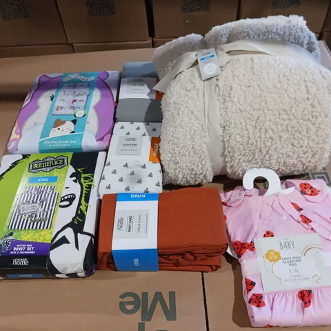 BOX OF APPROXIMATELY 15 ASSORTED BEDDING AND SOFT FURNISHING ITEMS TO INCLUDE - DUVET SETS, FITTED SHEETS, AND SOFT BLANKET ETC.