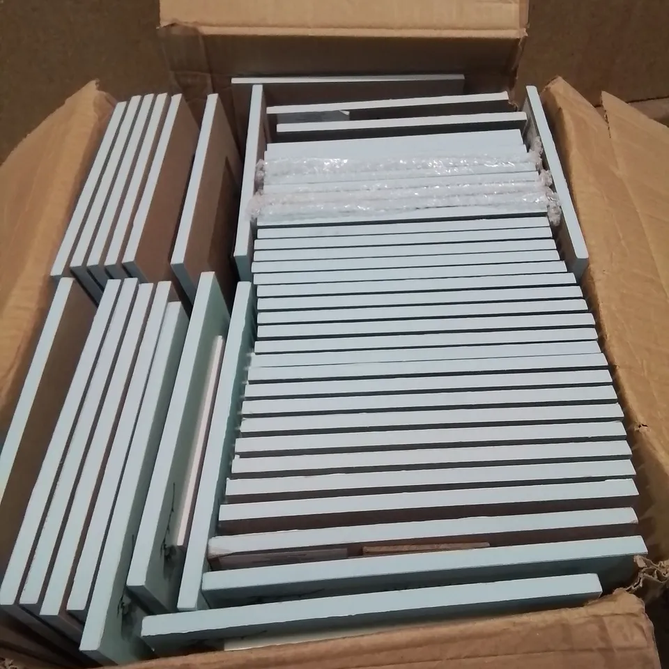 BOX CONTAINING APPROXIMATELY 45 13X18CM PHOTO FRAMES