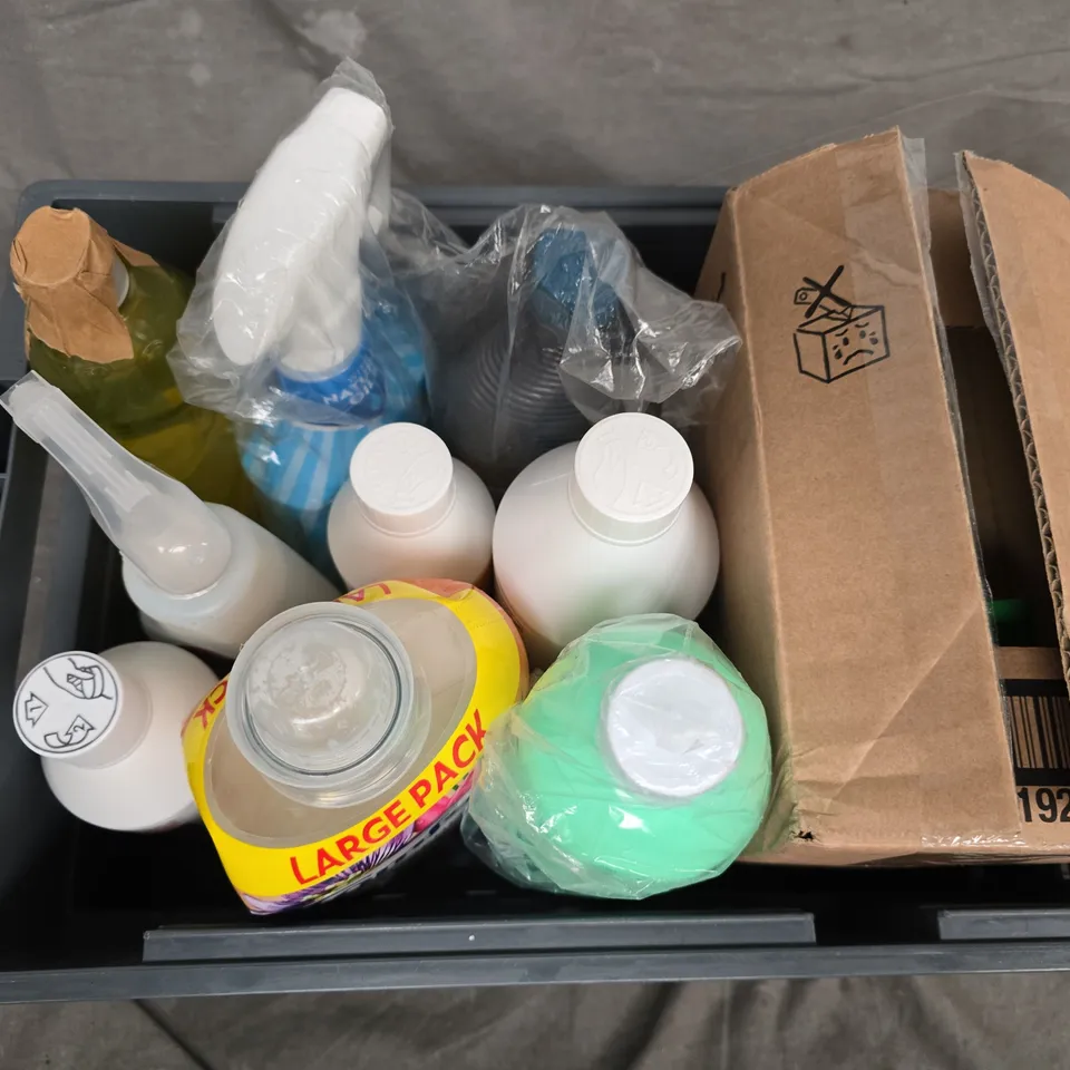APPROXIMATELY 10 ASSORTED LIQUIDS TO INCLUDE EASY WASHING UP LIQUID, COMFORT PERFUME CREATIONS, DRAIN AND PLUG UNBLOCKER, ETC - COLLECTION ONLY