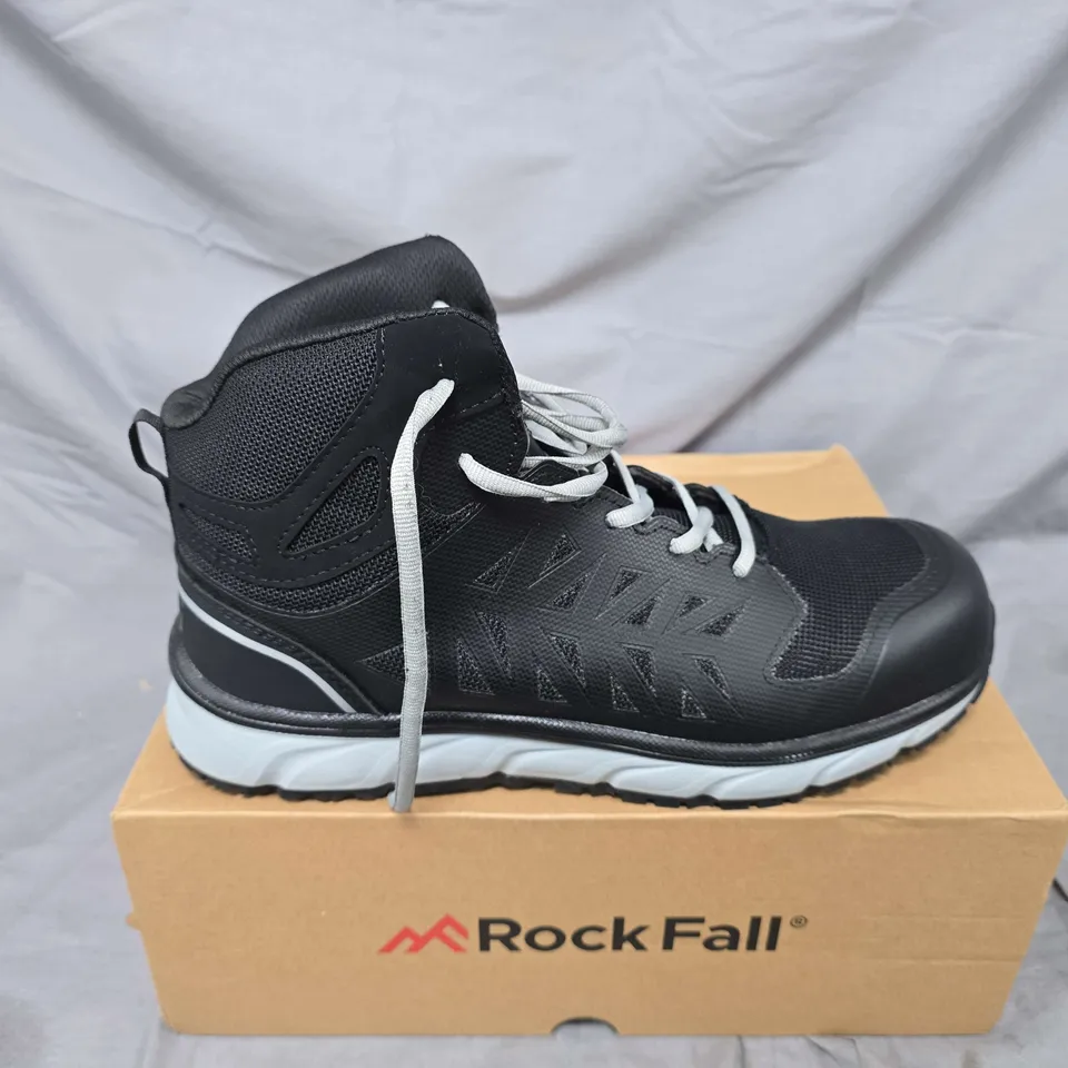 BOXED PAIR OF ROCK FALL RF115 BANTAM SAFETY TRAINERS IN BLACK - UK 8