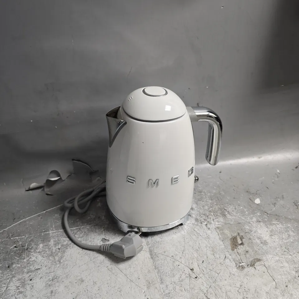 BOXED SMEG WHITE ELECTRIC KETTLE