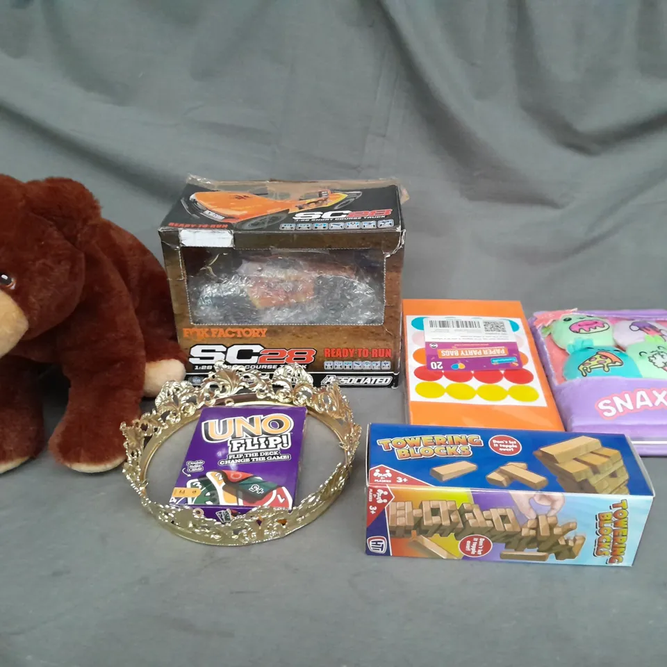 BOX OF ASSORTED TOYS AND GAMES TO INCLUDE TEDDIES, UNO AND TOWERING BLOCKS