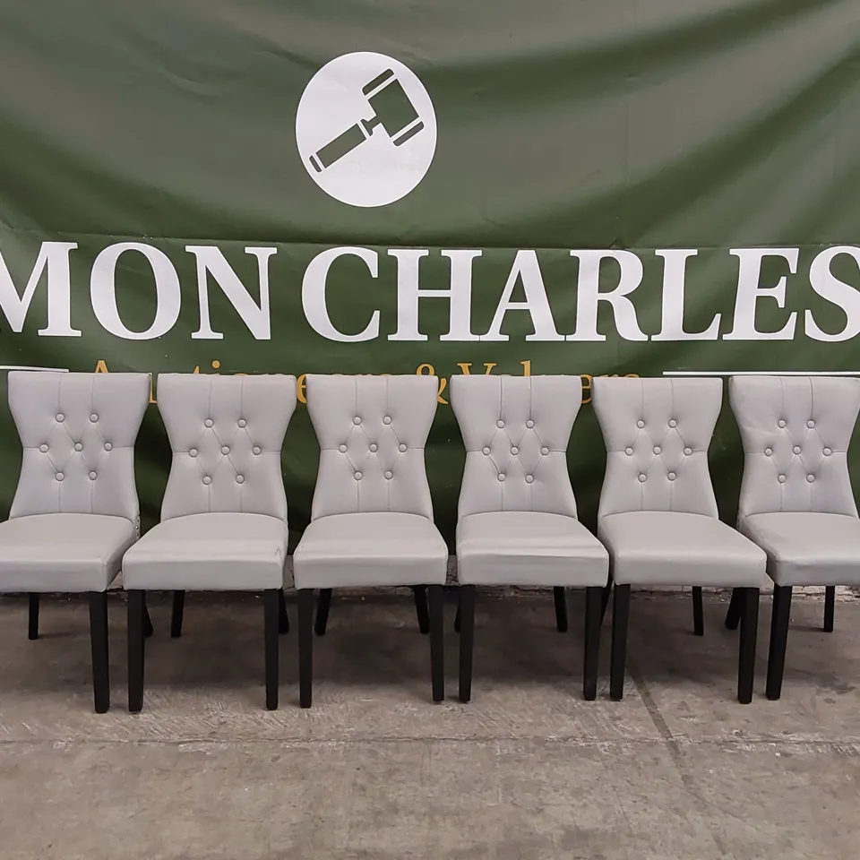 LOT OF 6X KENSINGTON LIGHT GREY BUTTON BACK DINING CHAIRS - BLACK LEGS (6 ITEMS)