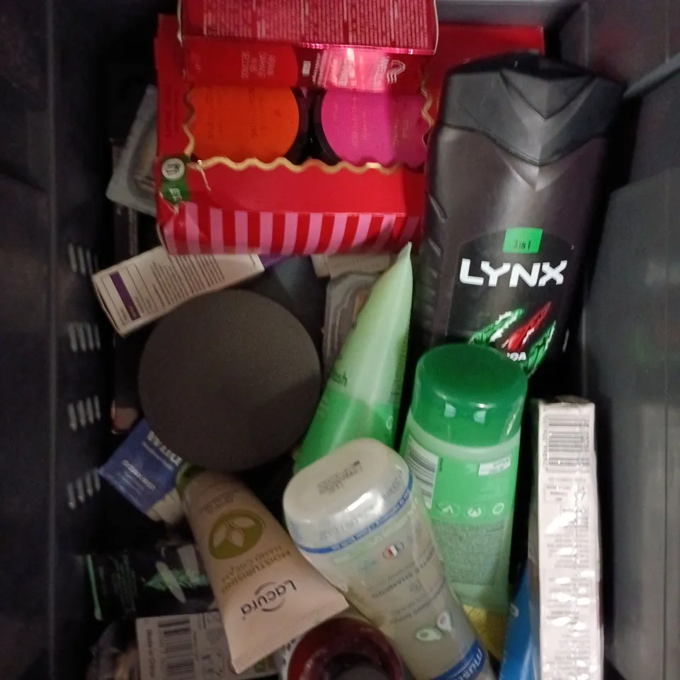 APPROXIMATELY 20 HEALTH AND BEAUTY PRODUCTS TO INCLUDE LYNX PEACH INFUSION SHOWER GEL, JOHNSON'S BABY POWDER AND COSMETICS BAG