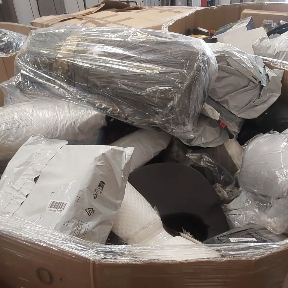 PALLET TO CONTAIN A LARGE ASSORTMENT OF PILLOWS AND CUSHIONS // BRANDS MAY VARY