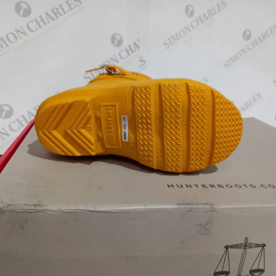 BOXED HUNTER ORIGINAL YELLOW BOOTS - SIZE UK 7