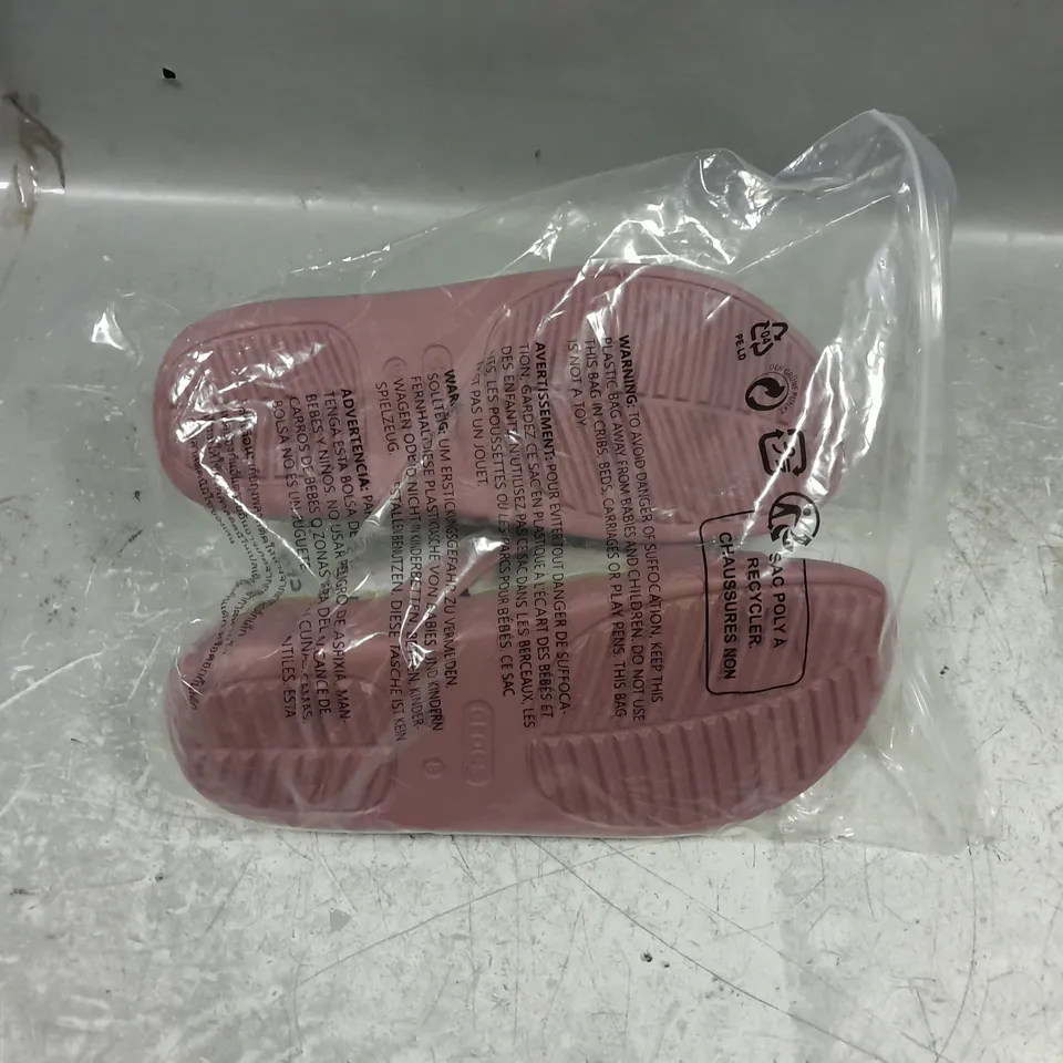 BAGGED PAIR OF CROCS GETAWAY STRAPPY CASSIS UK 6 