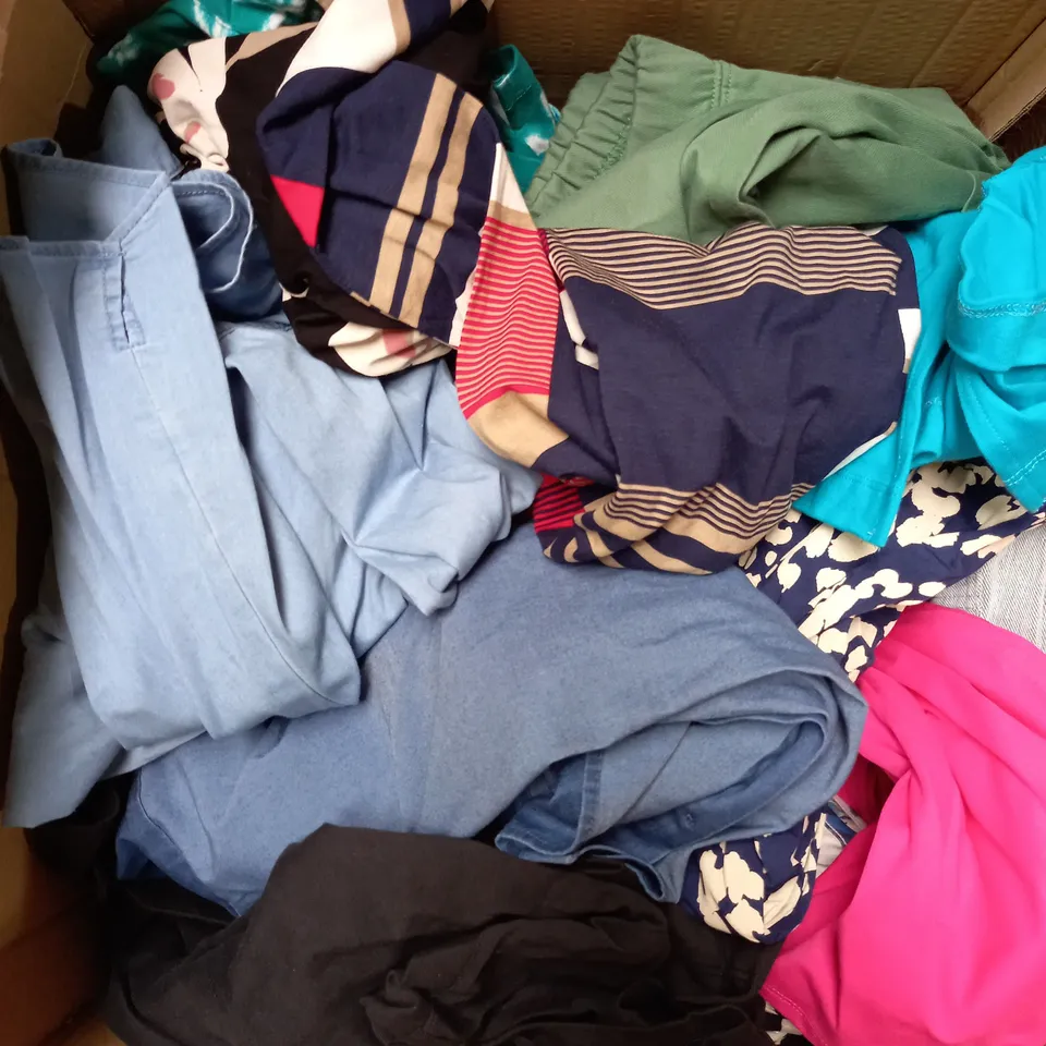 BOX OF APPROXIMATELY 15 ASSORTED CLOTHING ITEMS TO INCLUDE TOPS, PANTS, JACKETS ETC