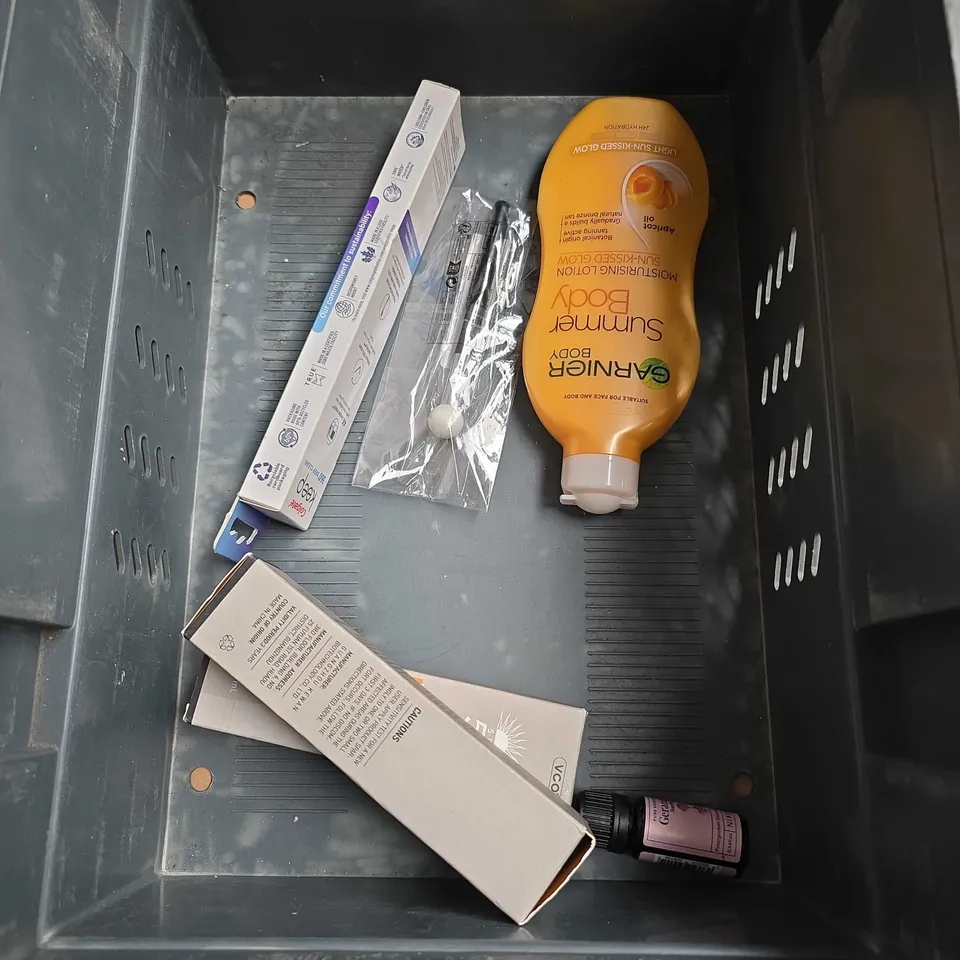 APPROXIMATELY 20 ASSORTED HEALTH & BEAUTY PRODUCTS TO INCLUDE - CHANTECAILLE MASCARA - SCANDINAVIAN BIOLABS SHAMPOO & CONDITIONER - NUUD DEODORANT - ETC