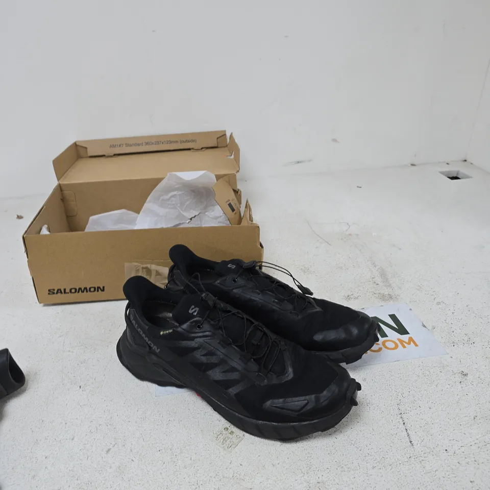 SALOMON BLACK TRAIL RUNNING SHOES, UK 10.5 (EU 45 1/3) – BOXED