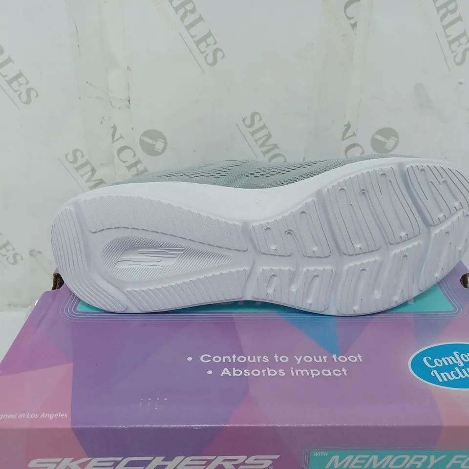 BOXED PAIR OF SKECHERS TRAINERS IN GREY SIZE 6.5 
