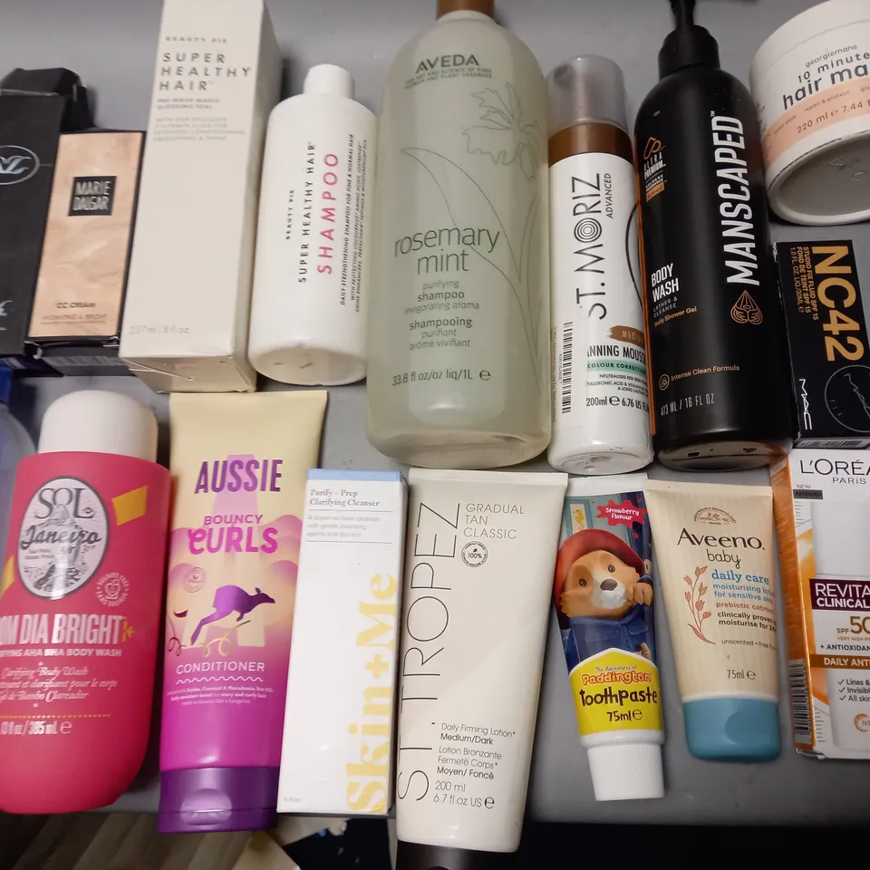 LOT OF APPROXIMATELY 25 ASSORTED HEALTH AND BEAUTY ITEMS TO INCLUDE BEAUTY PIE TRANSFORMING CLEANSER, GEORGIEMANE HAIR MASK AND AVEDA SHAMPOO