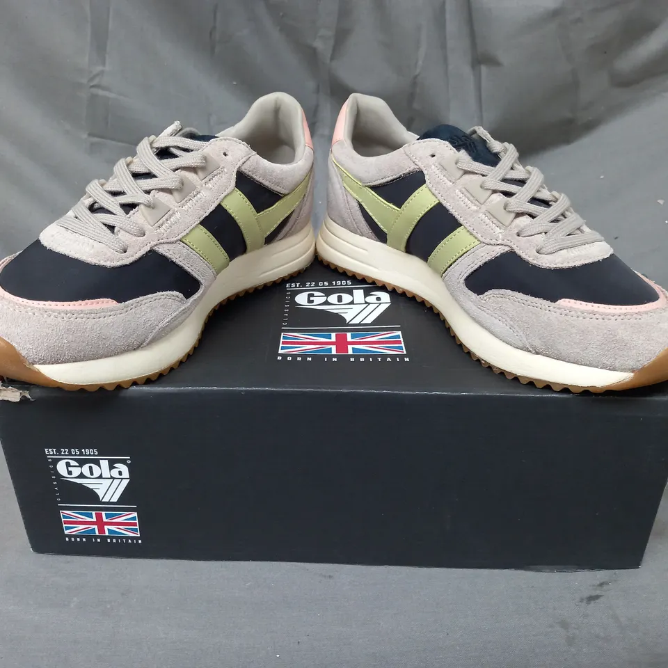 BOXED PAIR OF GOLA CHICAGO SHOES IN BLACK/FEATHER GREY/LEMON UK SIZE 6