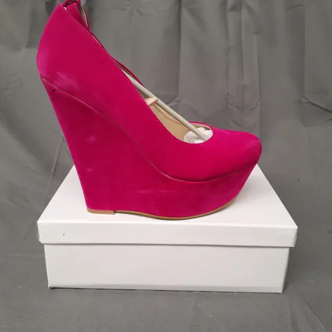 BOXED PAIR OF KOI COUTURE HR5 PLATFORM HIGH WEDGE FAUX SUEDE SHOES IN FUCHSIA SIZE 8