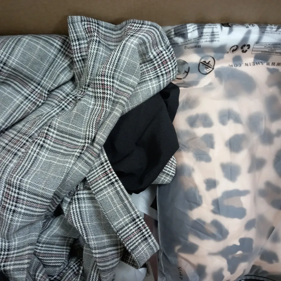 APPROXIMATELY 20 ASSORTED CLOTHING ITEMS TO INCLUDE TOPS AND TROUSERS 