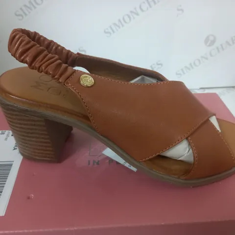 BOXED MIP LASSANDRA SANDAL IN TAN SIZE 5
