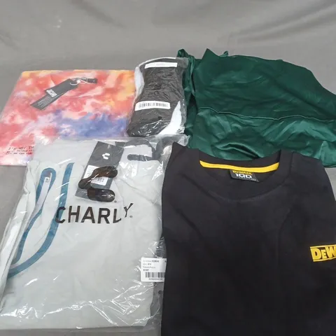 BOX OF APPROXIMATELY 20 ASSORTED CLOTHING ITEMS TO INCLUDE - SOCKS , T-SHIRT , DRESS ETC