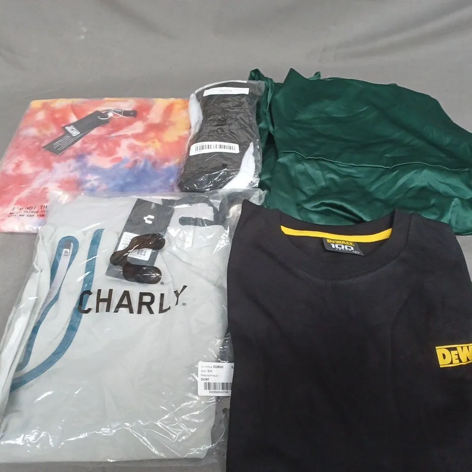 BOX OF APPROXIMATELY 20 ASSORTED CLOTHING ITEMS TO INCLUDE - SOCKS , T-SHIRT , DRESS ETC