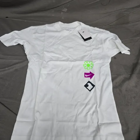 NIKE THE TEE WHITE GRAPHIC T-SHIRT – LOOSE FIT, XS (UK 6)
