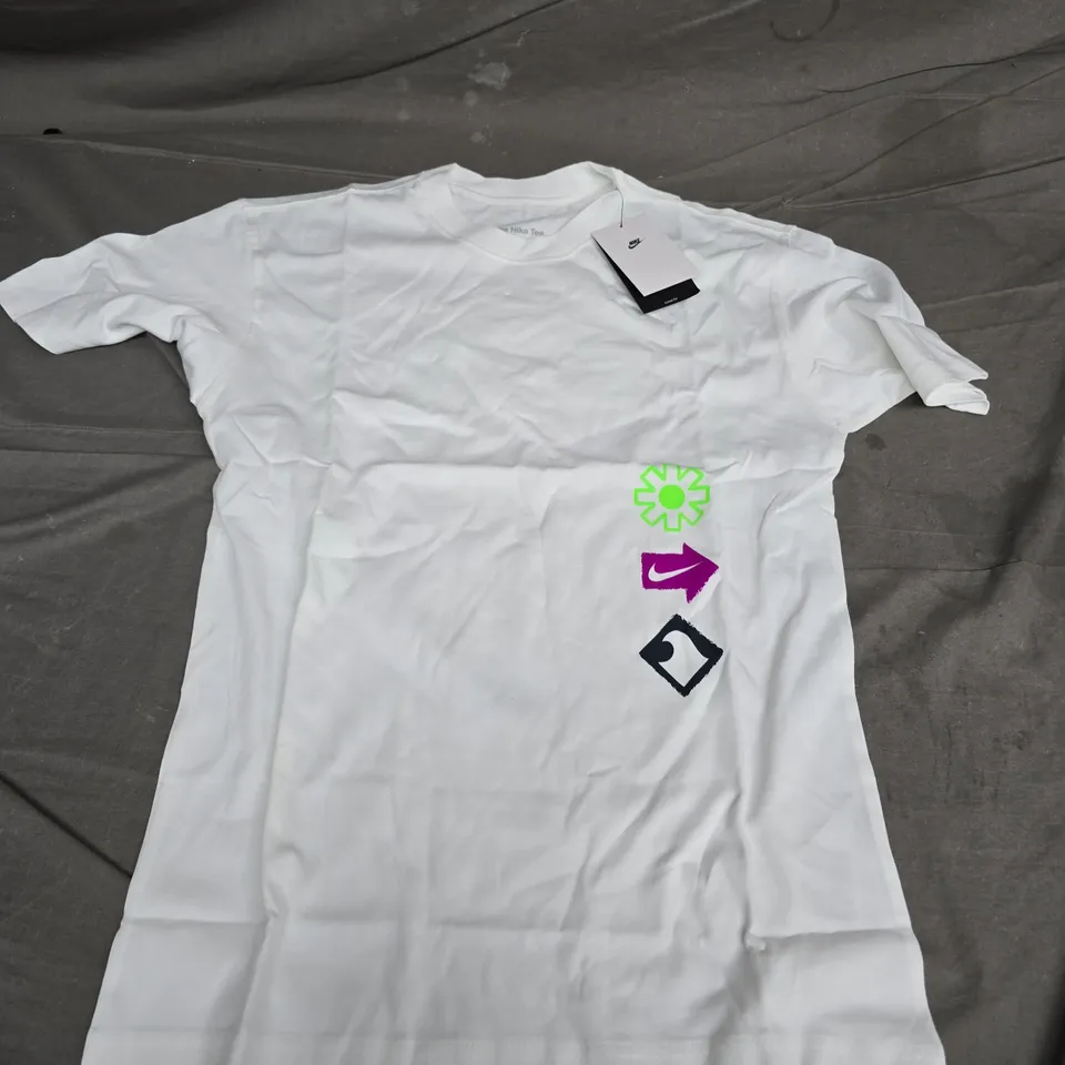 NIKE THE TEE WHITE GRAPHIC T-SHIRT – LOOSE FIT, XS (UK 6)