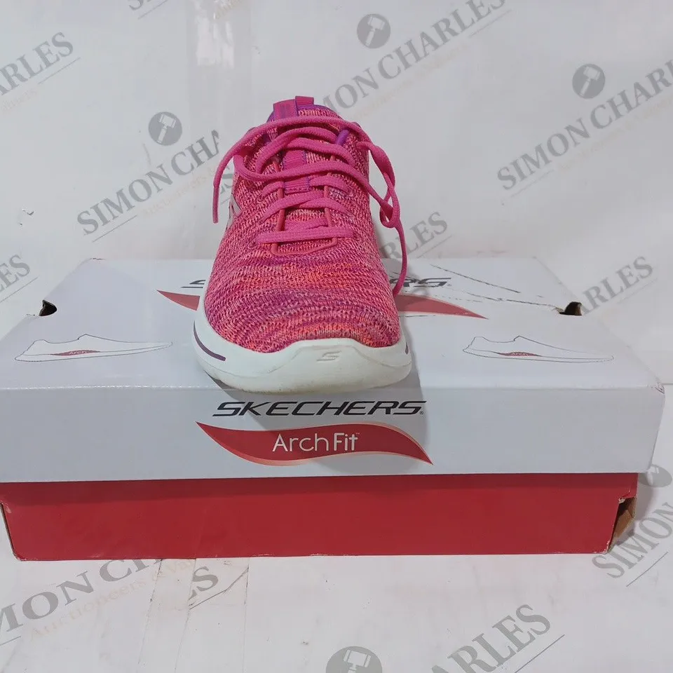 BOXED PAIR OR SKECHERS GO WALK GLEE TRAINERS IN PINK SIZE 4