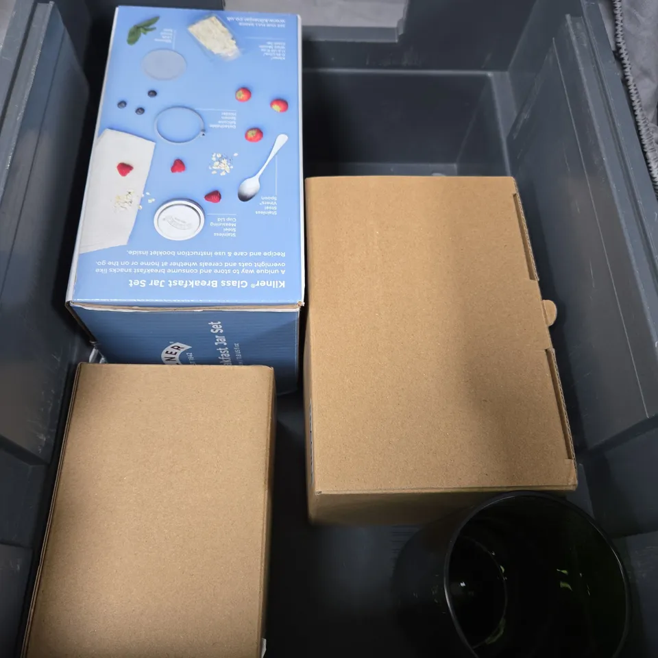 TOTE OF APPROXIMATELY 7 HOUSEHOLD POTTERY ITEMS TO INCLUDE A PLATE, GLASSES AND A GLASS STORAGE JAR