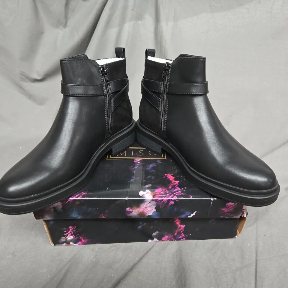 BOXED PAIR OF MISO LADIES ANKLE BOOTS IN BLACK SIZE 7