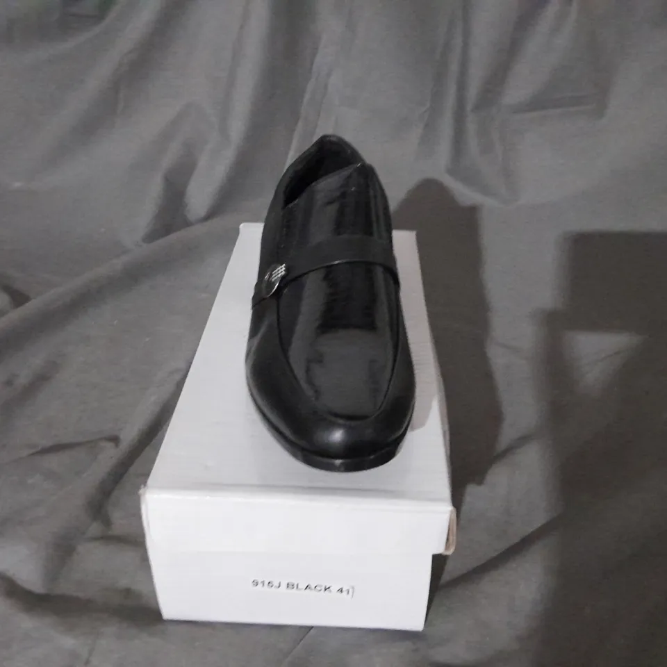 APPROXIMATELY 10 BOXED PAIRS OF BLACK LEATHER LOAFERS TO INCLUDE SIZE 7