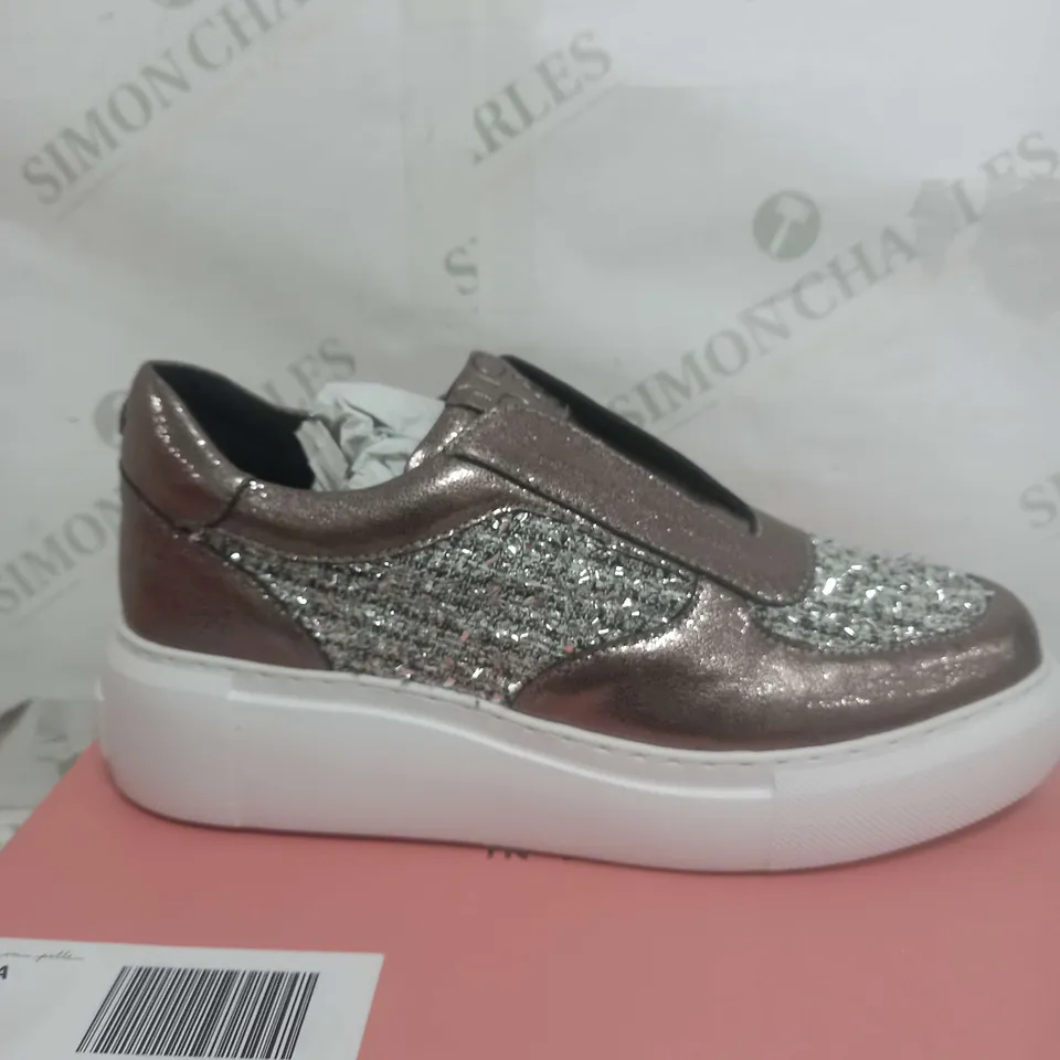 BOXED MODA IN PELLE ALTHEA PEWTER LEATHER GLITTER SHOES - SIZE 5