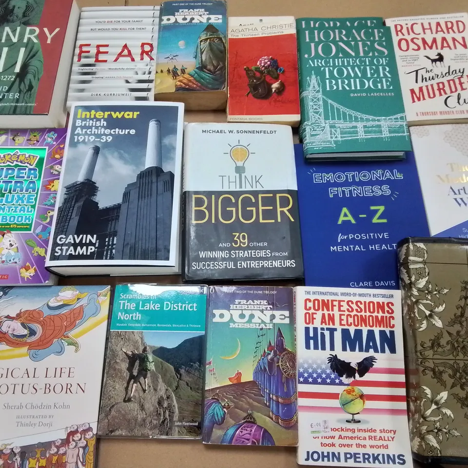 LARGE QUANTITY OF ASSORTED BOOKS TO INCLUDE JAMES HERBERT NOBODY'S TRUE, STEPHEN KING G CARRIE AND FRANK HERBERT DUNE