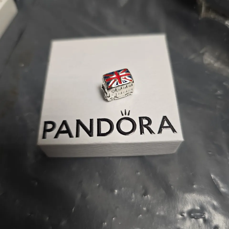 PANDORA UNION JACK BUS CHARM
