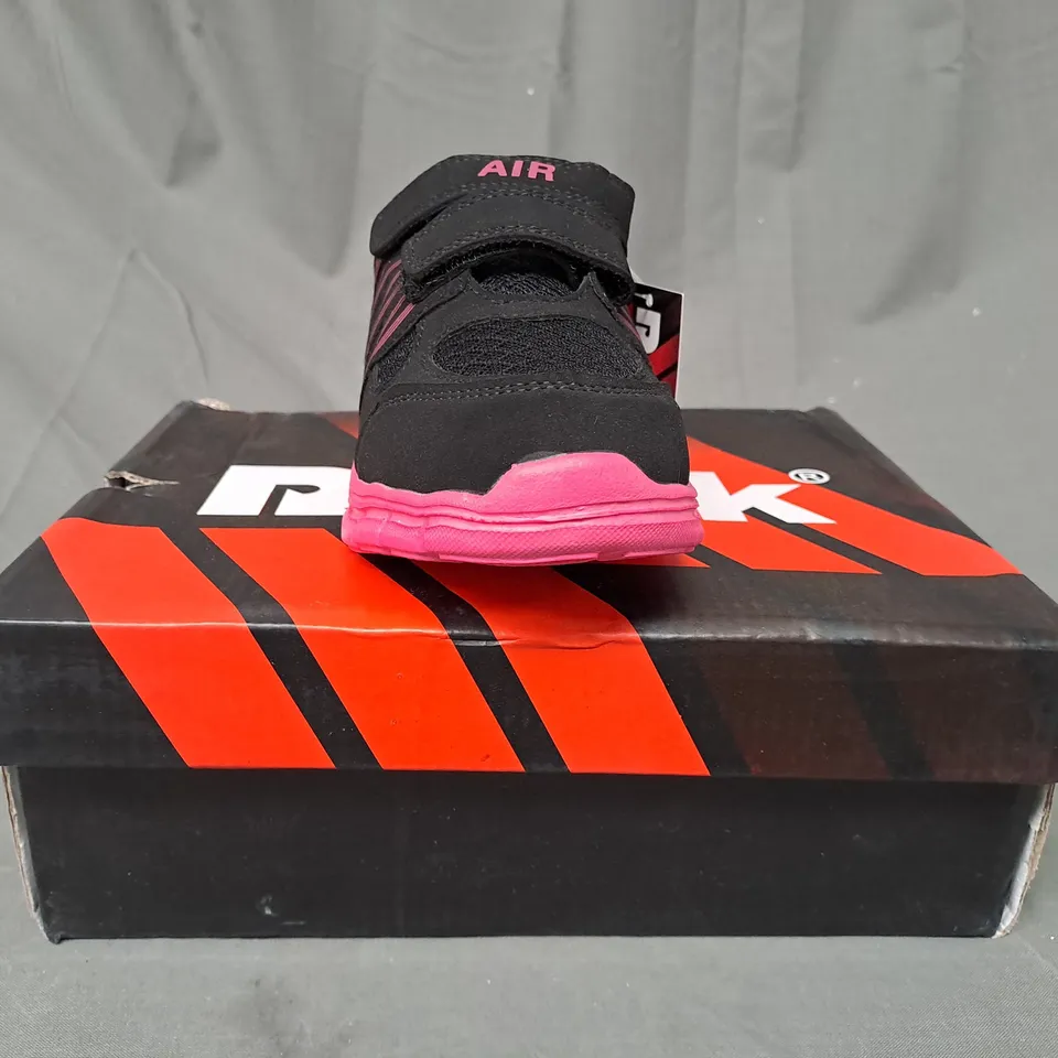 BOXED PAIR OF RDEK SUPERLIGHT AIR SPRINT KIDS TRAINERS IN BLACK/PINK SIZE 11