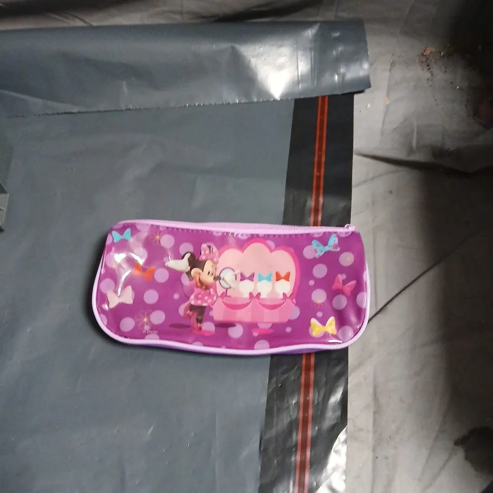 APPROXIMATELY 14 ASSORTED ITEMS INCLUDING MAKE UP FX , GOLDEN EGGS SPEAKER AND MINNIE MOUSE PENCIL CASE 