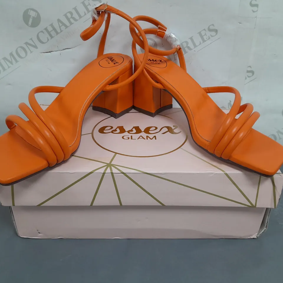 BOXED PAIR OF ESSEX GLAM OPEN TOE BLOCK HEEL SYNTHETIC LEATHER SANDALS IN ORANGE UK SIZE 3