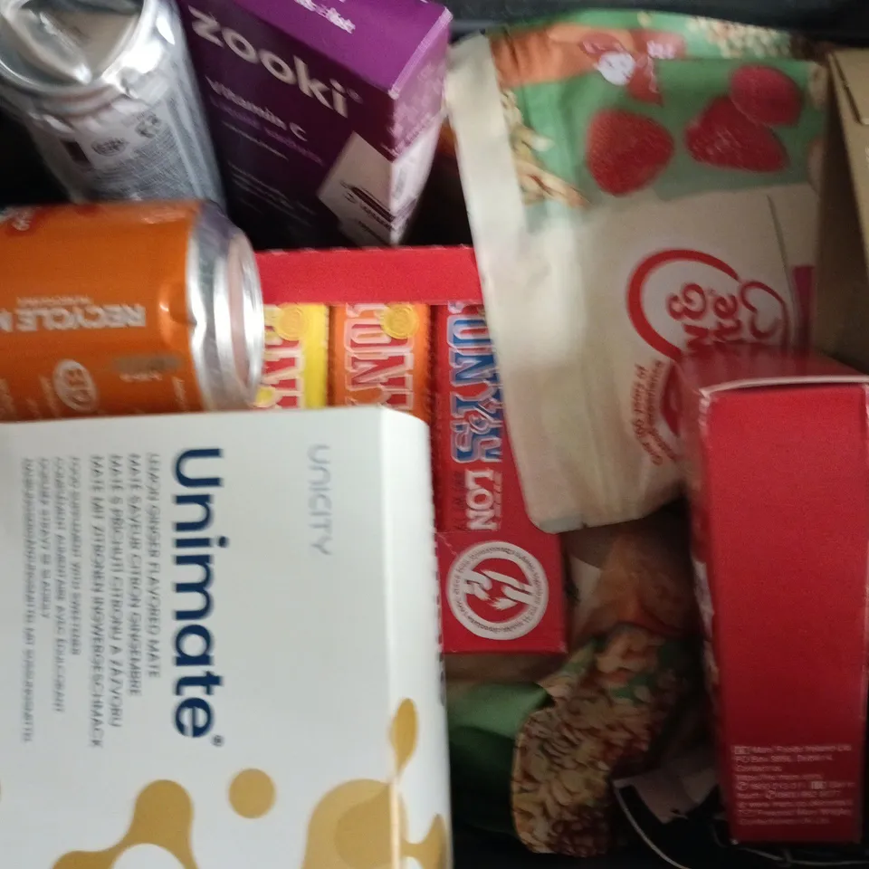 APPROXIMATELY 10 ASSORTED FOOD AND DRINK ITEMS TO INCLUDE APTAMIL, CANDY KITTENS, ETC