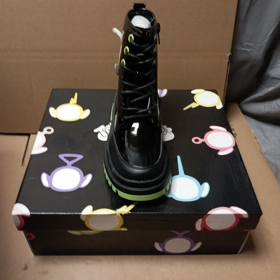 BOXED PAIR OF KOI TUBBYTRONIC KIDZ DIPSY HEAD BOOTS - KIDS UK SIZE 13