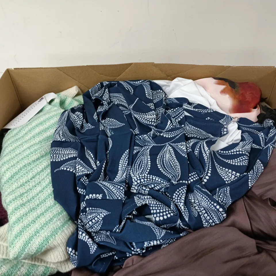 BOX OF APPROXIMATELY 15 ASSORTED CLOTHING ITEMS OF VARIOUS STYLES AND SIZES TO INCLUDE KNITIED JUMPERS ETC