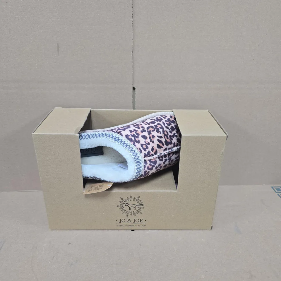 JO & JOE KOALA LEOPARD SLIPPERS, UK 7 – LEOPARD PRINT WITH PLUSH LINING