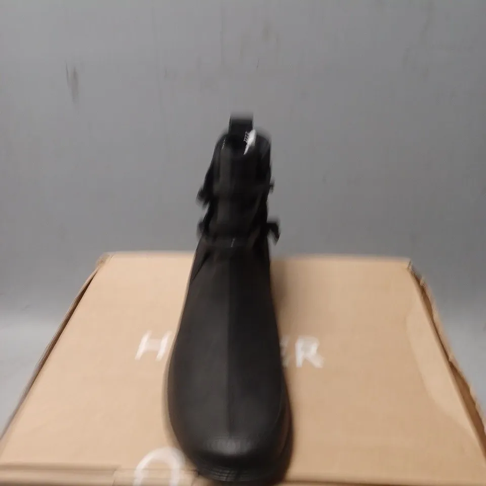 BOXED PAIR OF HOTTER RUMBLE SHOES - UK SIZE 6.5