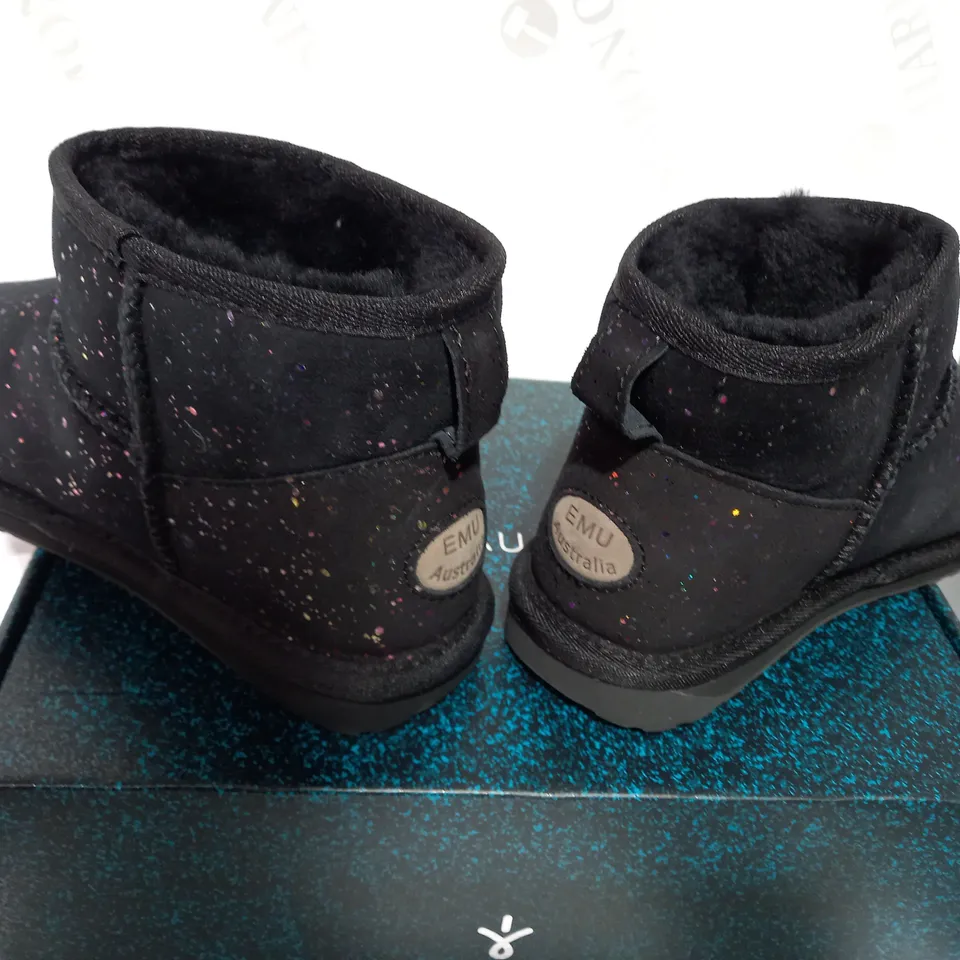 BOXED PAIR OF BLACK/COLOUR SPLASH BOOTS  - SIZE 4