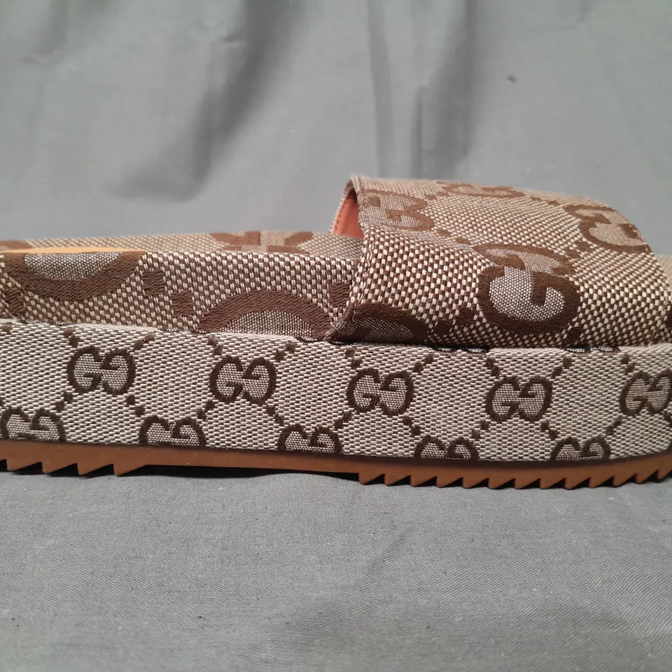PAIR OF GUCCI MONOGRAM MAXI GG PLATFORM SLIDERS IN CAMEL EU SIZE 39
