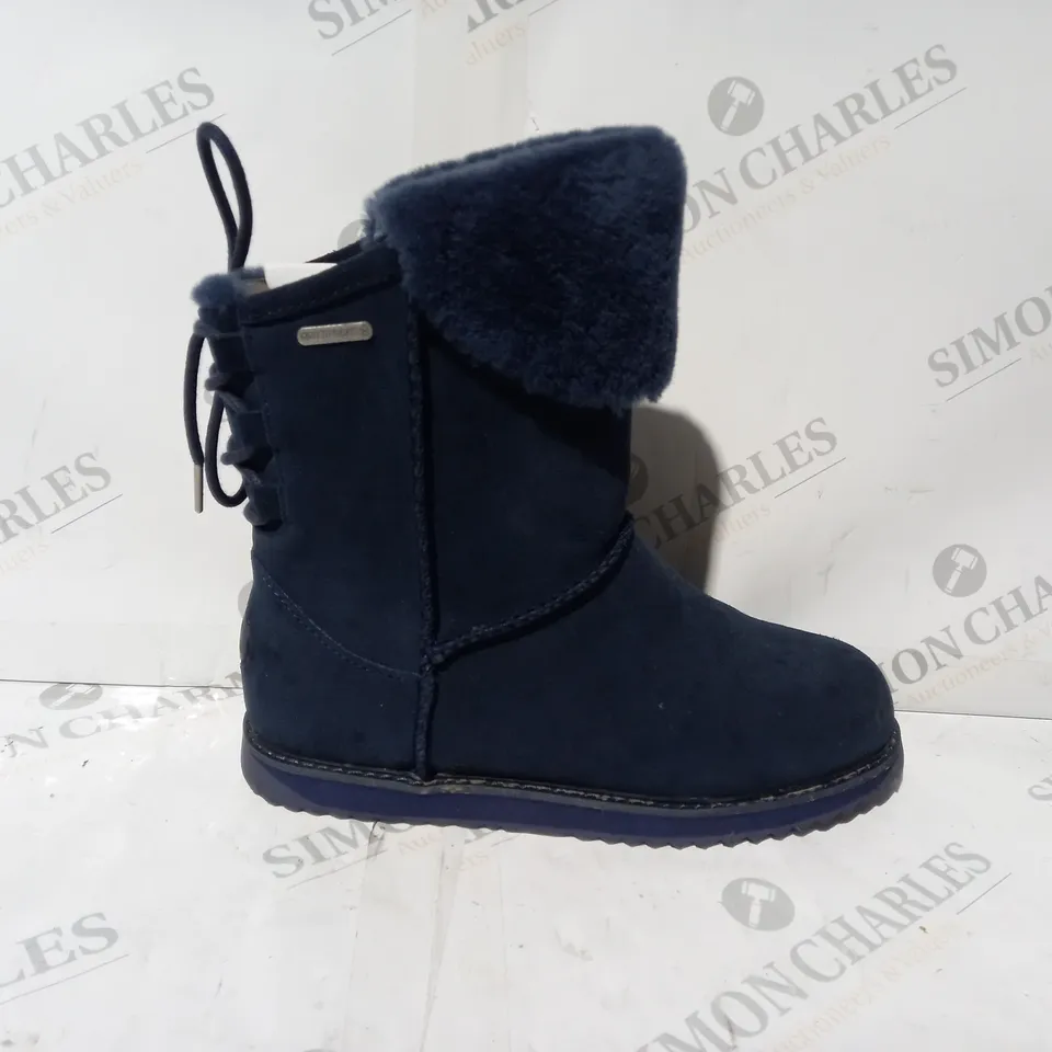 BOXED PAIR OF EMU BIRDWOOD BOOTS IN MIDNIGHT UK SIZE 6 