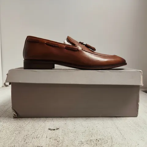 BOXED PAIR OF MOSS HIGHGATE LOAFERS IN BROWN SIZE UK 9